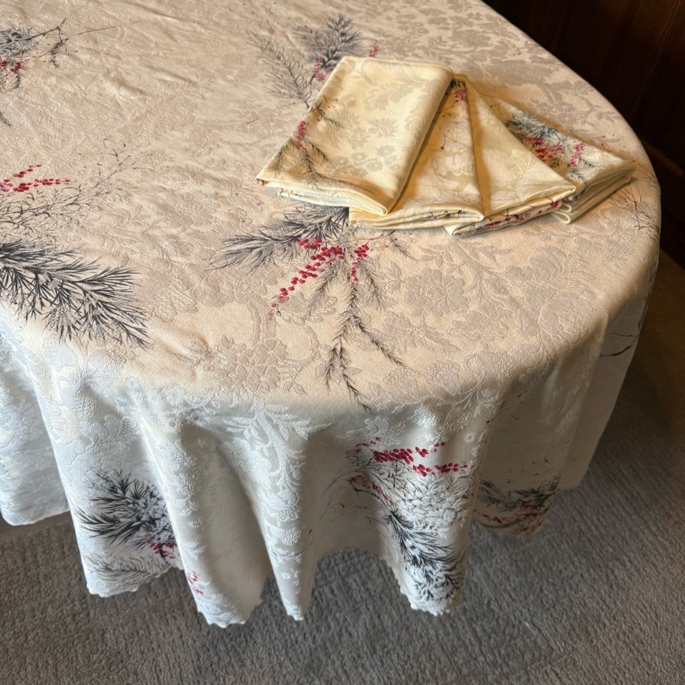 Royalton Berries Round Tablecloth with 4 Napkins